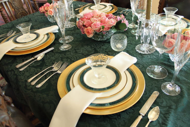 HOW TO USE ROMANTIC FLOWERS TO ADD CONTRAST TO YOUR TABLE
