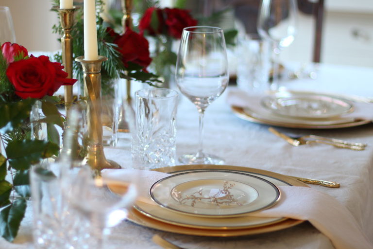 Looking for an elegant table setting idea for your holiday entertaining? Here are my nine basics for creating a beautiful classic white & gold tablescape!