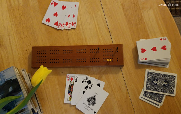 Cribbage board and cards. Yellow tulip
