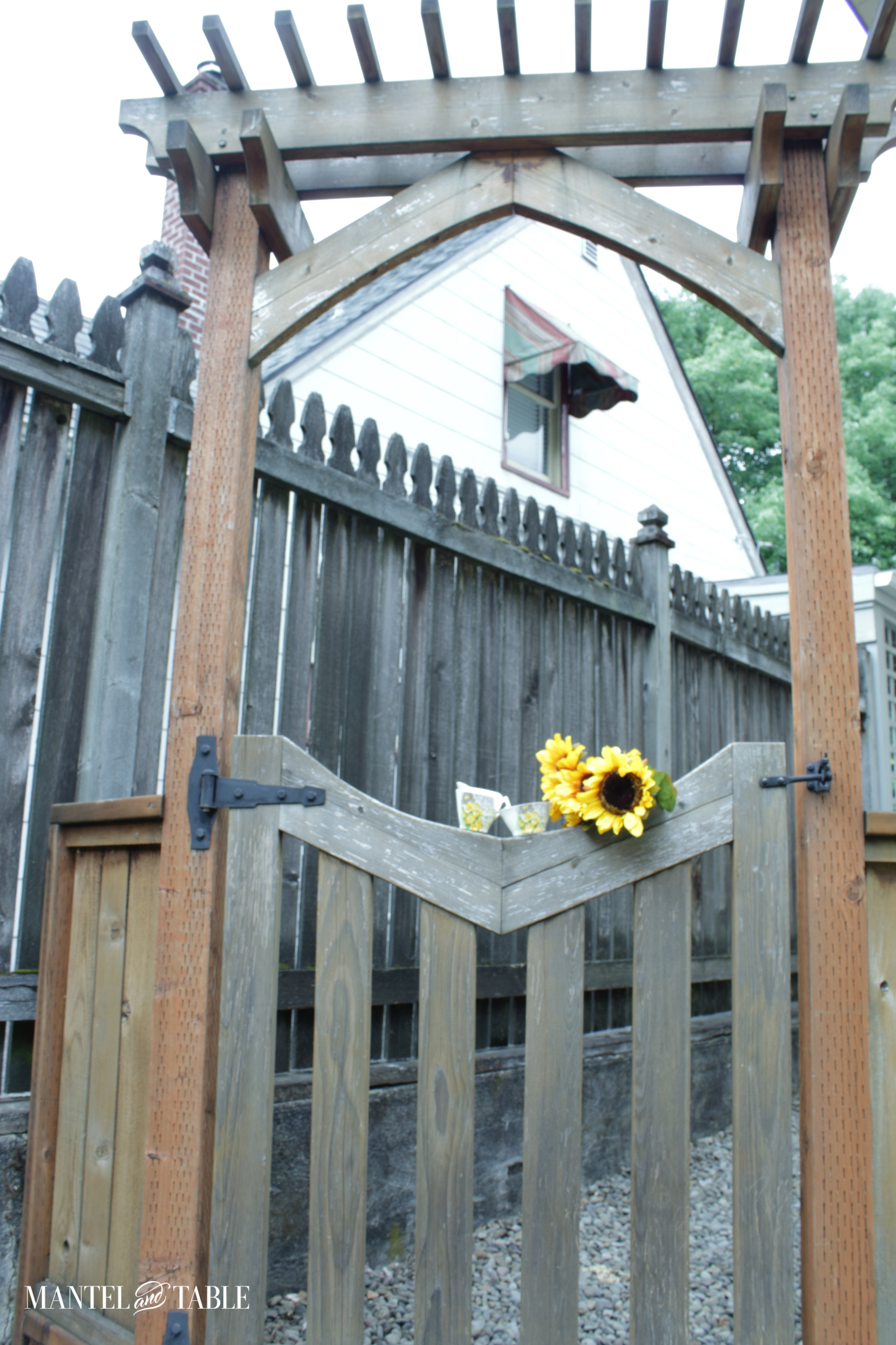 Full gate with trellis on top