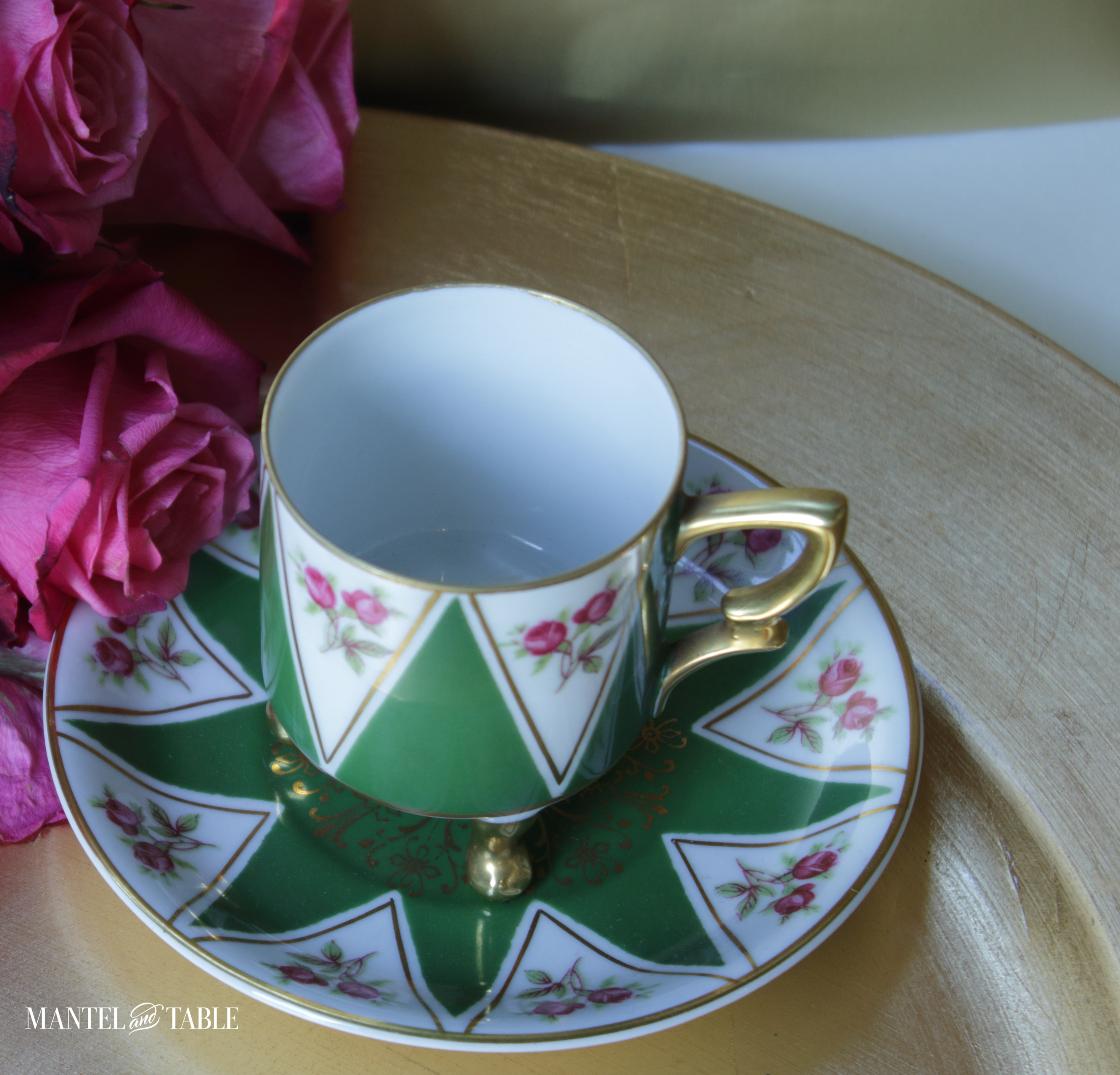 Green & white teacup on gold charger plate with deep pin roses