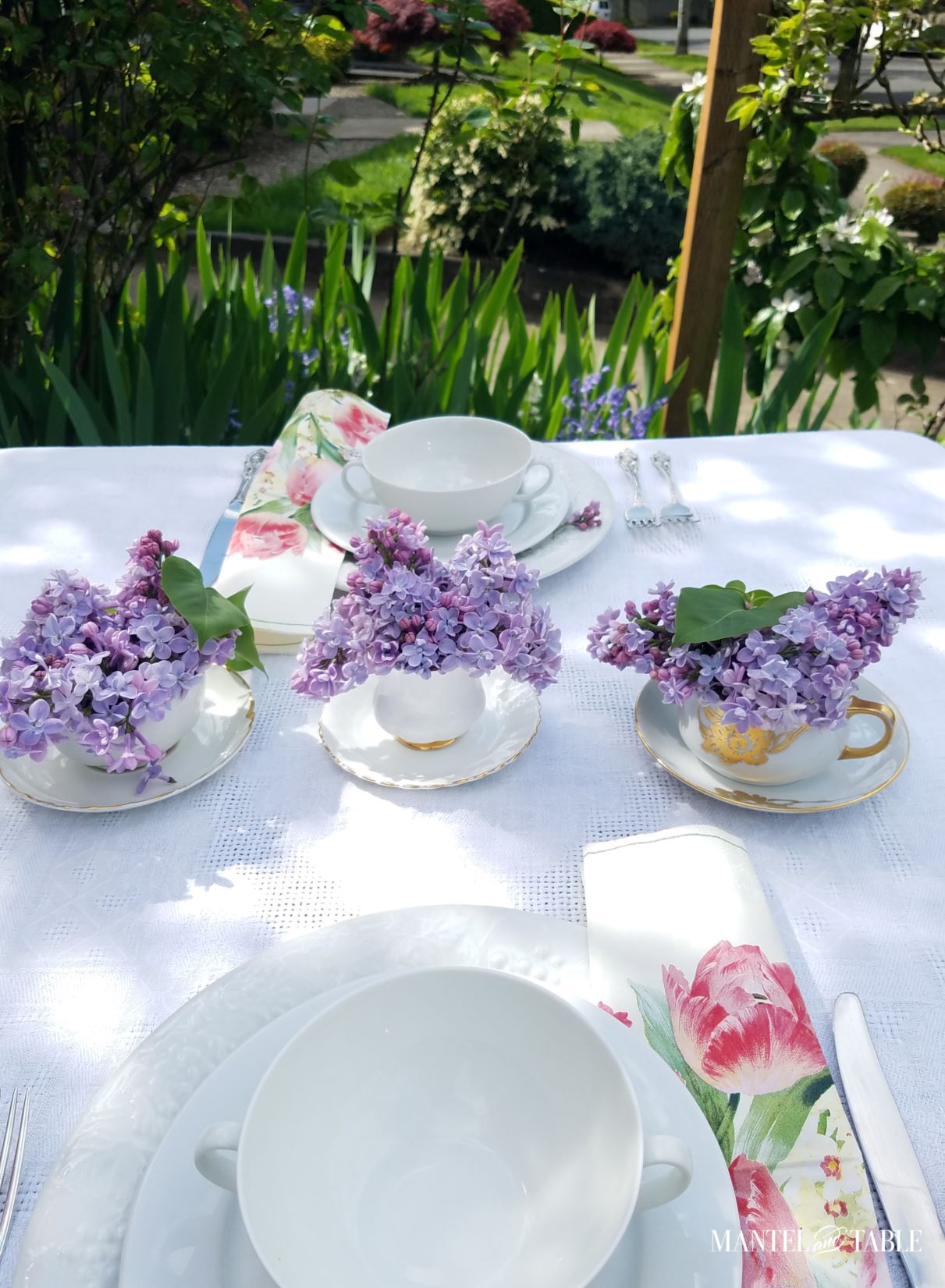 Bright spring tablescape ~ closeup of table centerpiece