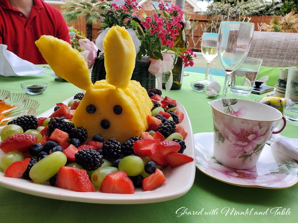 Table setting with fruit plate including a bunny-shaped pineapple display
