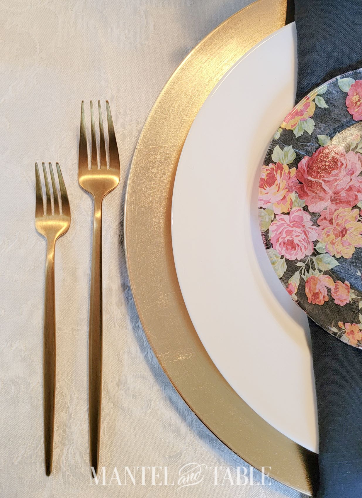 easy and beautiful tablescape place setting with flatware