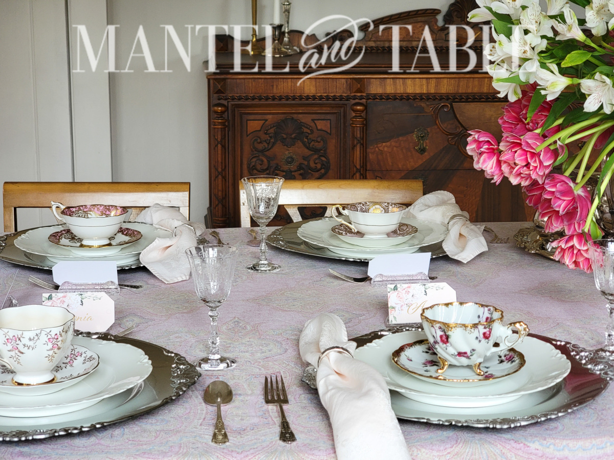 Organize a tea party - four place settings with teacups