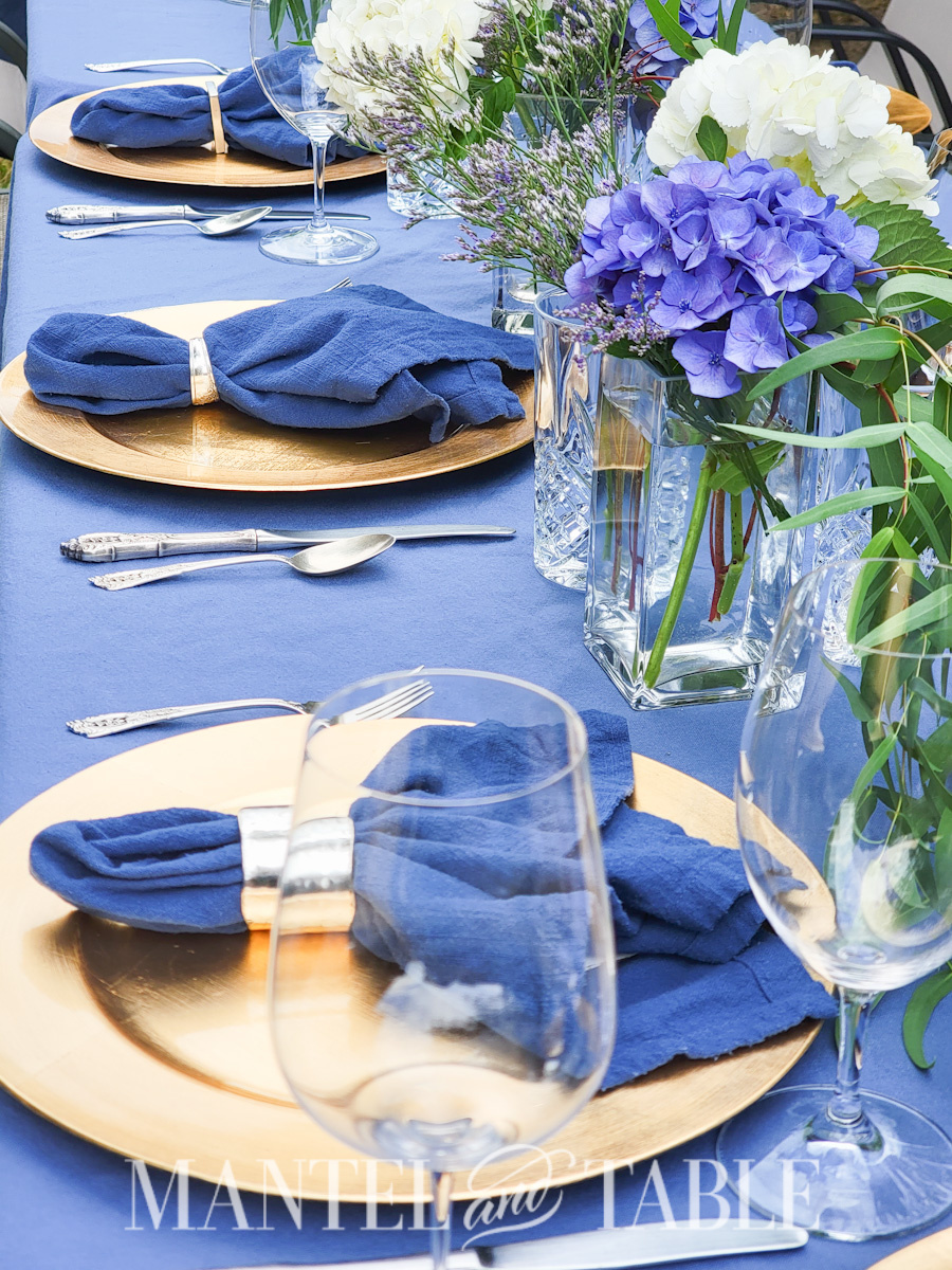Last minute party - blue and gold table setting