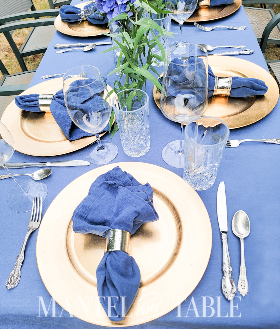 Last minute party - blue and gold tablescape