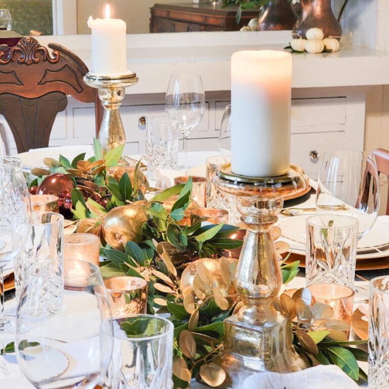 Gold and white table setting – a beautiful party sneak peek